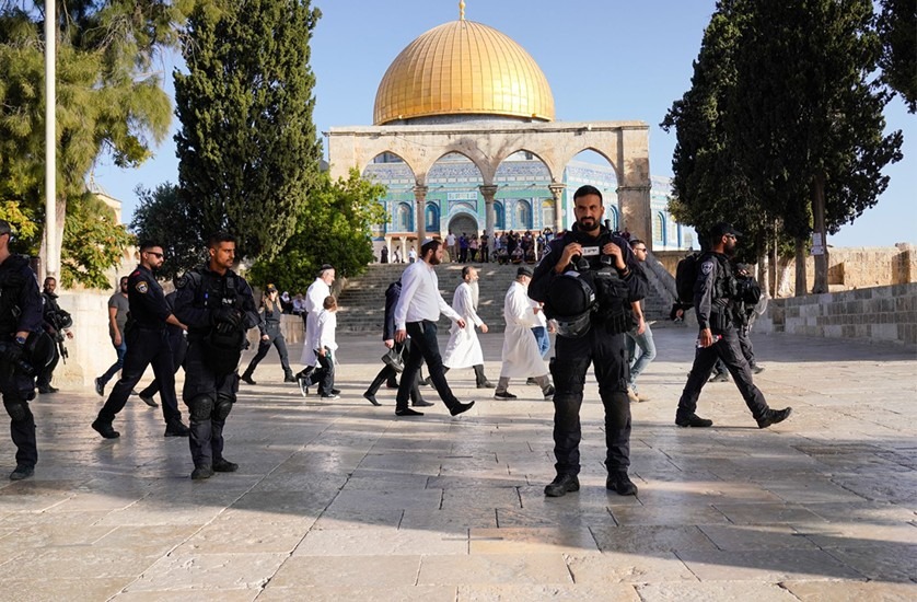 Jews-defile-Aqsa-3i4i4