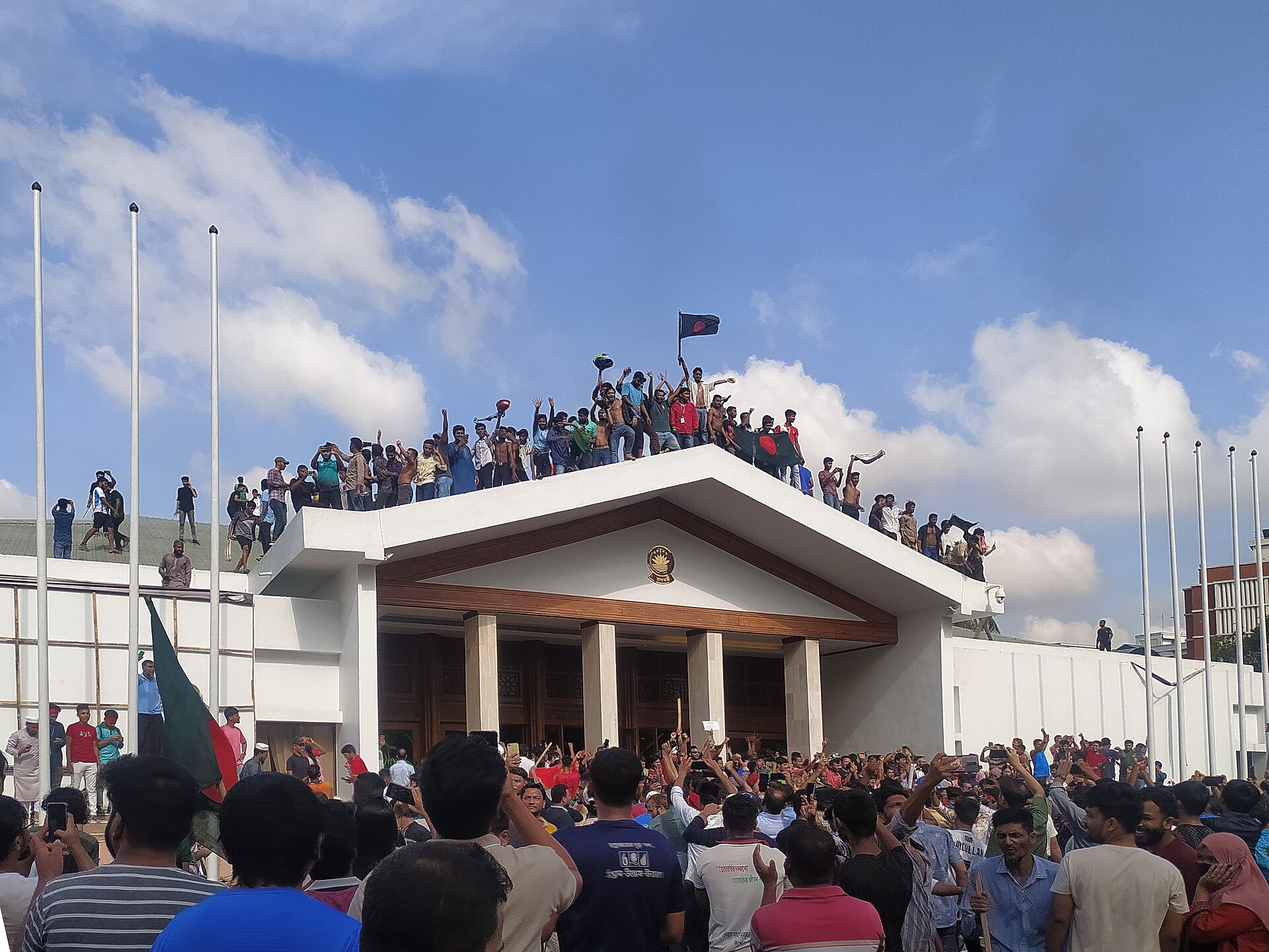 People_cheering_in_front_of_the_Prime_Minister's_Office_after_Sheikh_Hasina's_resignation